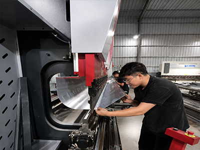 Chấn gấp CNC tại xưởng Inox Thiên Kim